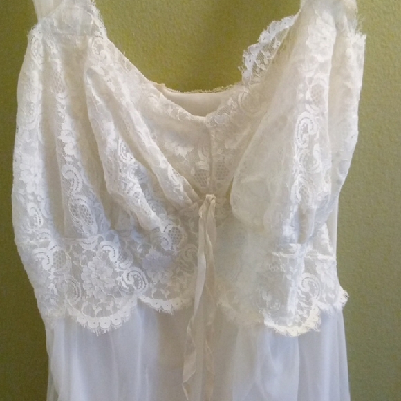 Womans Vintage 36c White Lace Sheer Chemise with Airy Fit and Floral Details - Picture 4 of 8